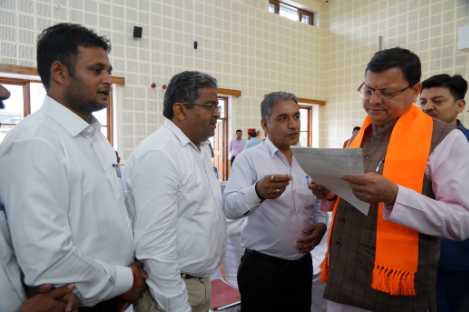 मुख्यमंत्री श्री पुष्कर सिंह धामी ने मुख्यमंत्री आवास स्थित मुख्य सेवक सदन में प्रदेश के विभिन्न क्षेत्रों से आये लोगों की शिकायतों और समस्याओं को सुना।